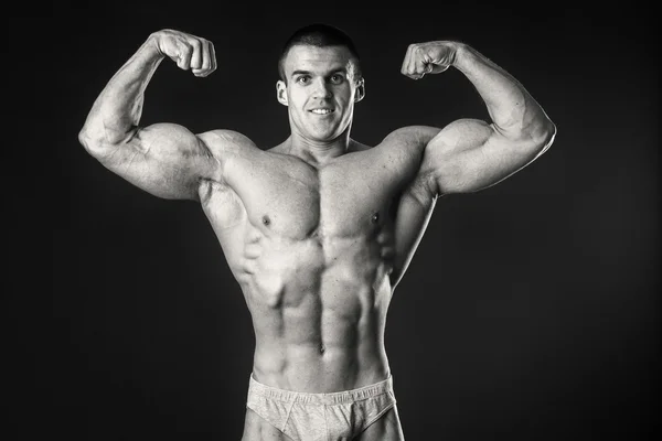 Bodybuilder shows his muscles — Stock Photo, Image