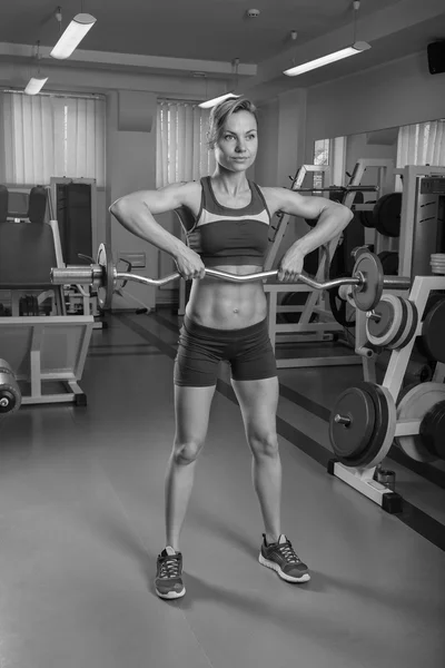 Sexy Blondine trainiert muskulösen Körper — Stockfoto
