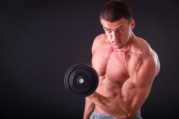 Sportlicher Mann zeigt Muskeln in der Schwebe — Stockfoto