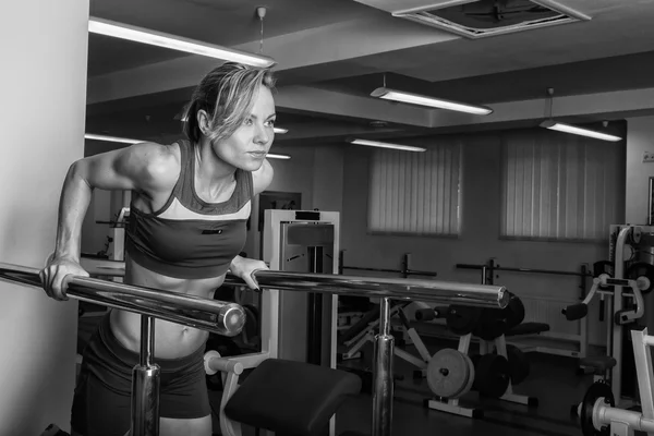 Rubia entrena cuerpo muscular en el gimnasio — Foto de Stock