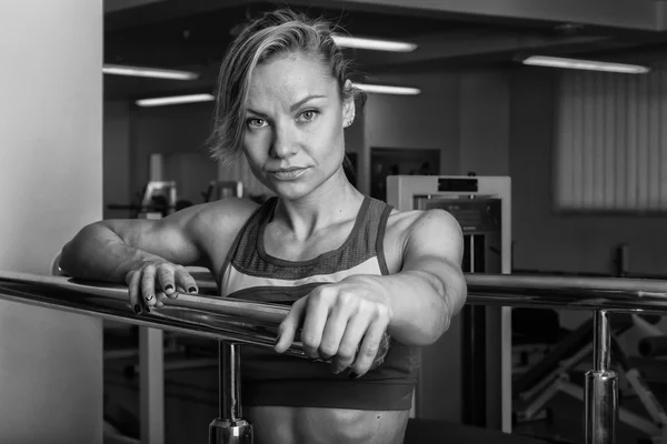 Rubia entrena cuerpo muscular en el gimnasio —  Fotos de Stock