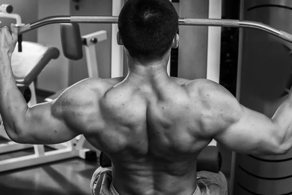 Bodybuilder entraîne les muscles des bras . — Photo