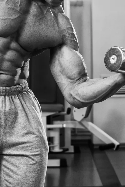 Bodybuilder traint de spieren van de armen. — Stockfoto