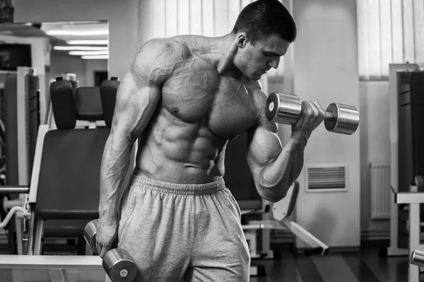 Bodybuilder entraîne les muscles des bras . — Photo