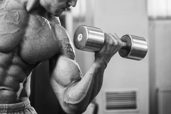 Bodybuilder traint de spieren van de armen. — Stockfoto