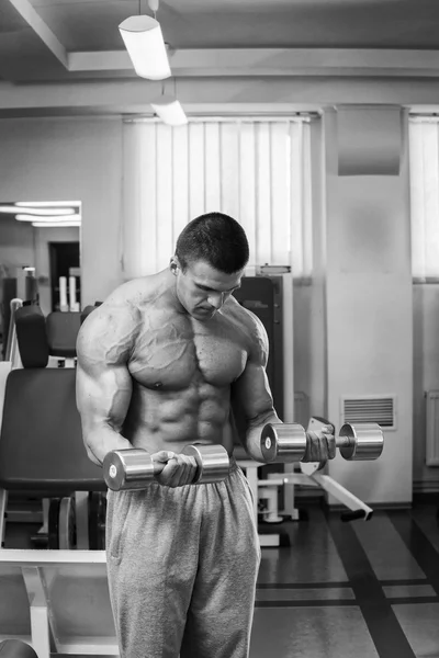 Bodybuilder trains the muscles of the arms. — Stock Photo, Image