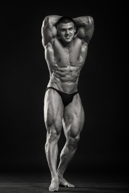 vücut geliştirmeci kasları gösterir