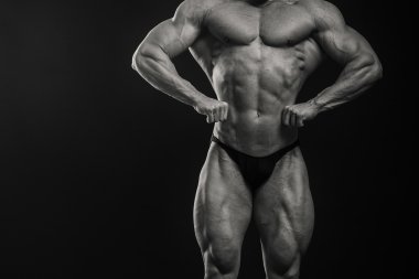 vücut geliştirmeci kasları gösterir