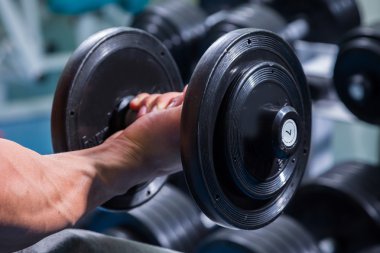 Dumbbell elinde tutan adam