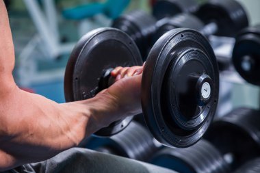 Dumbbell elinde tutan adam