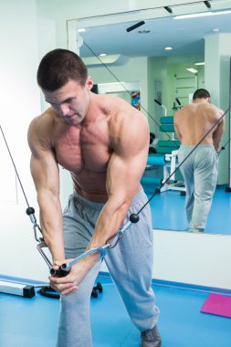 adam egzersizleri spor salonunda yapar.