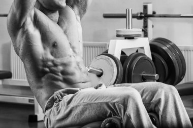 Karın kasları spor salonunda pompalama vücut geliştirmeci