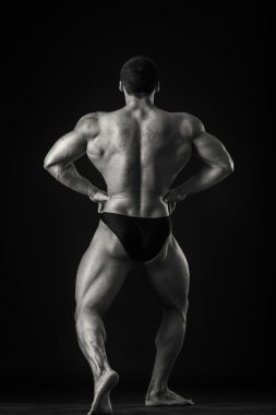 vücut geliştirmeci kasları gösterir