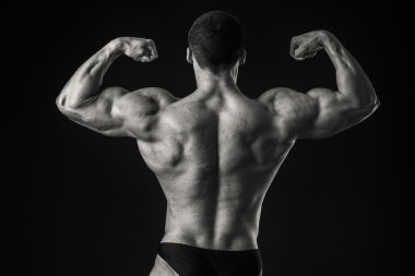 vücut geliştirmeci kasları gösterir