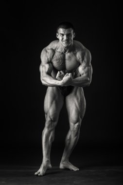 vücut geliştirmeci kasları gösterir