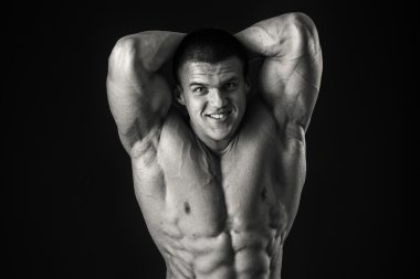 vücut geliştirmeci kasları gösterir