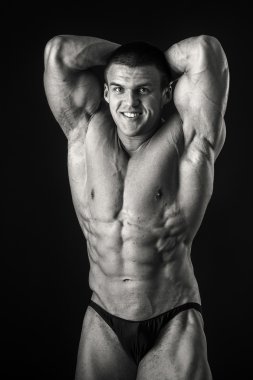 vücut geliştirmeci kasları gösterir