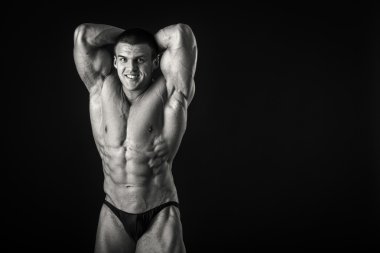 vücut geliştirmeci kasları gösterir