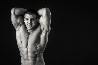 vücut geliştirmeci kasları gösterir