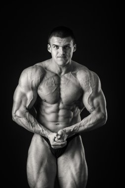 vücut geliştirmeci kasları gösterir