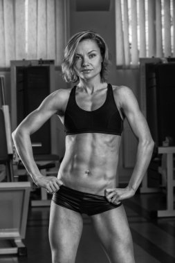 sarışın spor salonunda poz kusursuz bir beden ile