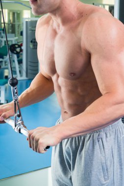 adam egzersizleri spor salonunda yapar.