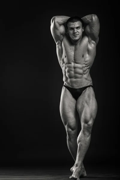 Bodybuilder shows his muscles — Stock Photo, Image