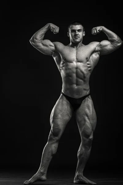 Bodybuilder visar hans muskler — Stockfoto