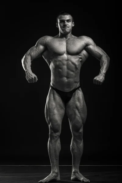 ボディービルダーは、彼の筋肉を示しています。 — ストック写真