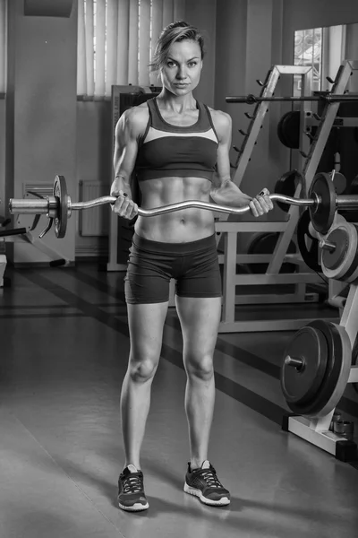 Loira treina corpo muscular no ginásio — Fotografia de Stock