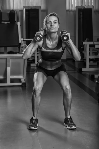 Blondynka pociągi muskularne ciało w siłowni — Zdjęcie stockowe