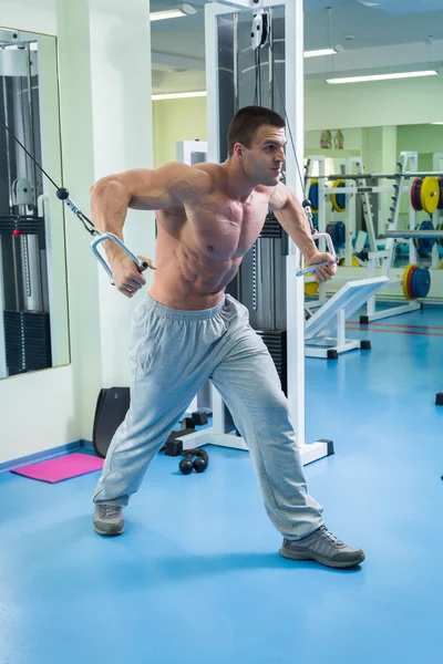 Man gör övningar på gymmet — Stockfoto