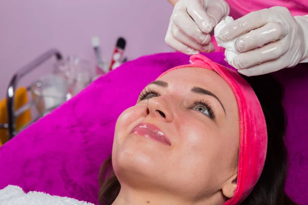 Femme ayant des traitements cosmétiques du visage — Photo
