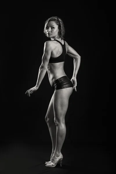 Mujer fuerte culturista muestra músculos — Foto de Stock