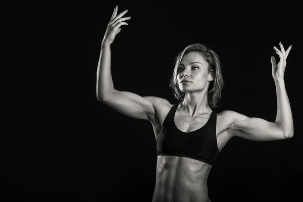 Stark bodybuilder kvinna visar musklerna — Stockfoto