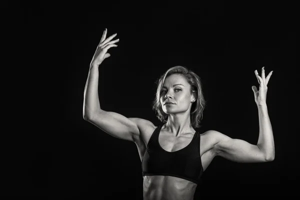 Сильная бодибилдер женщина показывает мышцы — стоковое фото