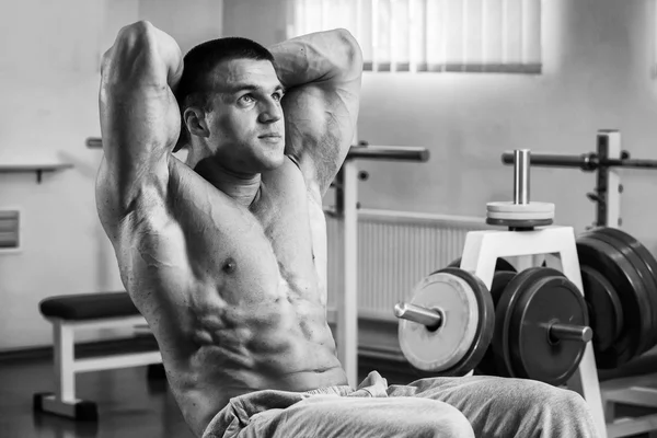 Bodybuilder pumpt Bauchmuskeln im Fitnessstudio — Stockfoto