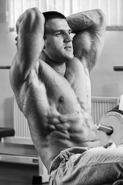 Bodybuilder pompen buikspieren aan te spannen in de sportschool — Stockfoto