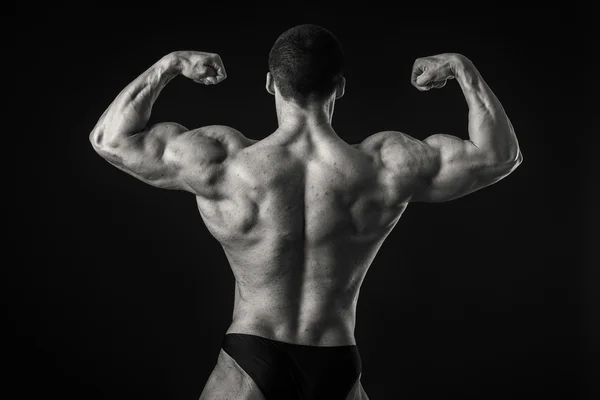 Bodybuilder shows his muscles — Stock Photo, Image