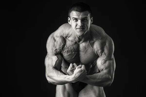 Bodybuilder zeigt seine Muskeln — Stockfoto