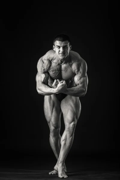 Bodybuilder visar hans muskler — Stockfoto