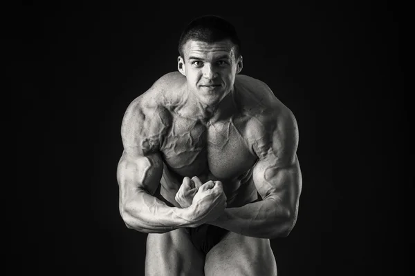 Bodybuilder visar hans muskler — Stockfoto