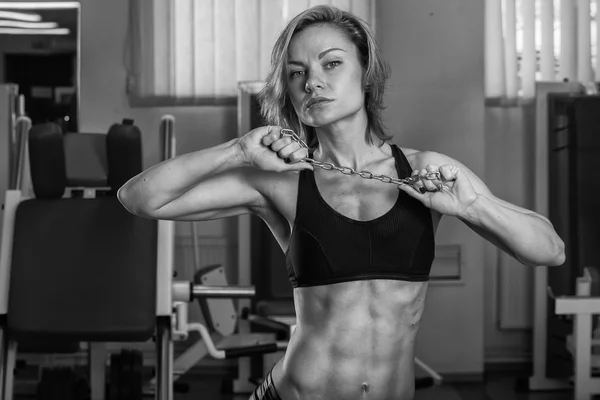 Blondine mit perfektem Körper posiert im Fitnessstudio — Stockfoto