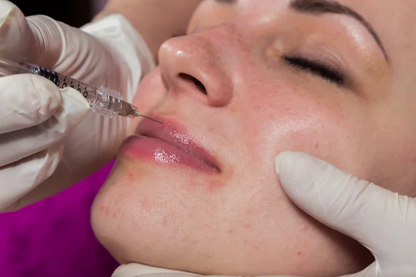 Vrouw met cosmetische gezichtsbehandeling — Stockfoto