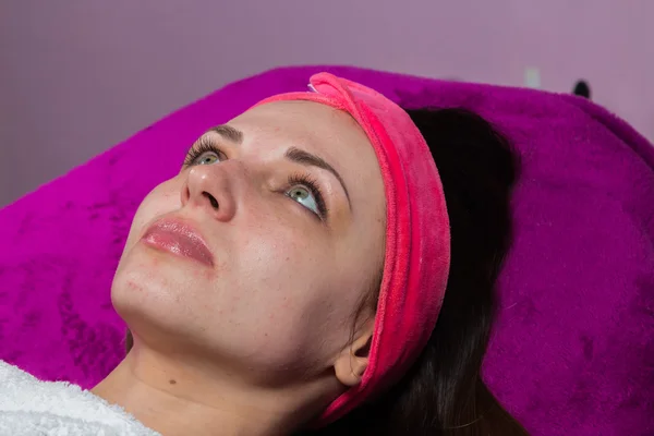 Vrouw met cosmetische gezichtsbehandeling — Stockfoto