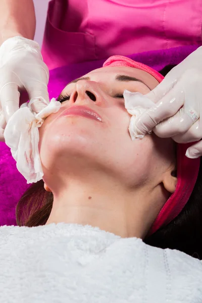 Vrouw met cosmetische gezichtsbehandeling — Stockfoto