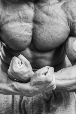 jimnastik salonu kas gösteren vücut geliştirmeci