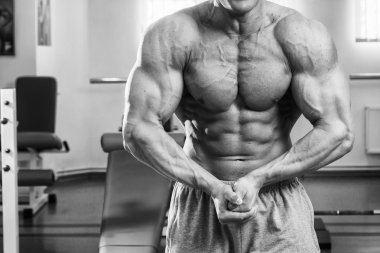 jimnastik salonu kas gösteren vücut geliştirmeci