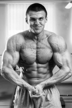jimnastik salonu kas gösteren vücut geliştirmeci