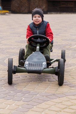 Oyuncak arabalı çocuk